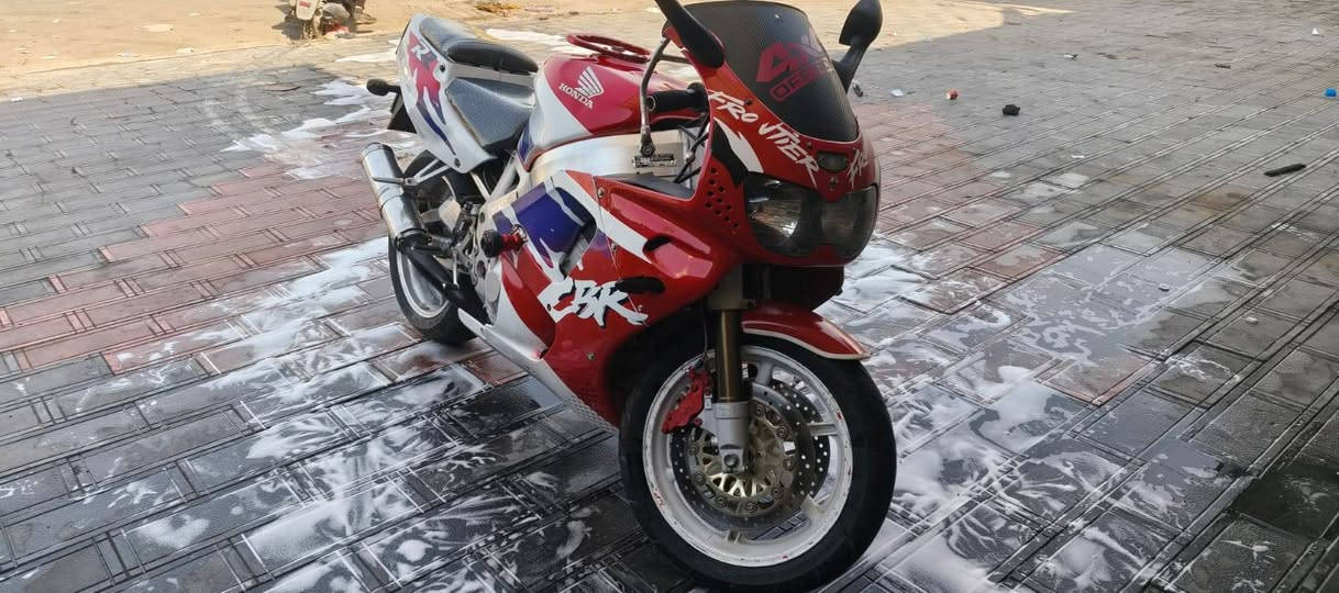 للبيع Cbr 900 
مكينة جديدة دهن موتل ١ ٢ ٣ بطناش
باتري جديد دسك خلفي امامي مع فجوج جدد
كهرباء كلش حلوة ستان كهرباء
كفرات نضيفة  . تخم تاير
زنجيل جديد... دراجة حلوة
سعر ١٨ ورقة..
عنوان بغداد تاجي
***********
