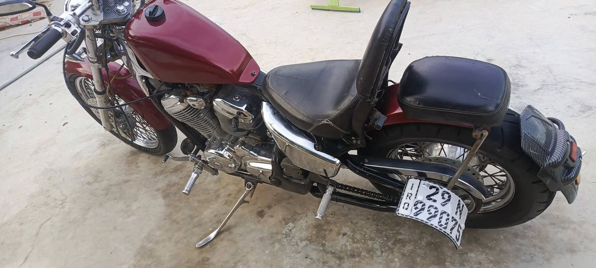 ​🏍️ للبيع  - هوندا ستيد (Honda Steed) 🏍️
الدراجة غنية عن التعريف، هيبة ونظافة وميكانيك توب التوب! 🔥
​✅ المواصفات والتفاصيل:
​النوع: هوندا ستيد (Honda Steed) - 🇯🇵.
​سعة المحرك: 400 سيسي (400cc) - مكينة نشطة جداً، عزم قوي وما مفتوحة ⚙️💪.
​الموديل: [1998 مسجله بلسنويه 1990] 📅.
​الإطارات: طقم إطارات ميشلان  (تايرات) جدد زيرو، نقشة حلوة وثباتية عالية بالشارع 🆕 بلاد.
​المكينة: بحالة ممتازة، تبريد راديتر (مي)، صوت ناصي وهادئ وما تبخل عليك بشي 🌬️.

​النظافة: الدراجة صبغ بلادي، الكروم يلمع لمع وما بيها أي نواقص ✨💎.
​✅ الإضافات والكماليات:
​(اكزوز) رياضي صوته طرب 🎵.
​مقعد (كشن) مريح جداً للسياقة الطويلة 🛋️.
​لايتات  قوية للإضاءة الليلية 💡.
​كهربائيات كلها شغالة (نشرة، إشارات، هورن) ⚡.
​✅ الأوراق واللوحة:

​اللوحة موجودة  مسجلة (رقم واسط باسمي تحويل ثاني يوم/تاريخ نفاذ السنويه 12/06/2027  🇮🇶.

​سنوية وتحويل مباشر باسم المشتري 📝.
​📍 
💵 السعر: [ مليونين و 250 ] (بيها مجال بسيط للشراي المايتعبنا) 🤝💰
📞 للتواصل: [Contact Numbers:

​Asiacell: *********** 📶

​Zain: *********** 📶] 

(واتساب أو اتصال مباشر) 📱📞

​ملاحظة: الدراجة مال جناي  مو مال تصليح، جاهزة من كلشي وتنتظر صاحب نصيبها! تعال وشوفها بعينك واحكم ✌️👀.
