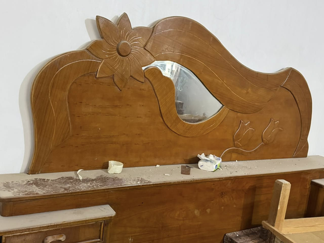 السلام عليكم غرفة للبيع نضيفه وكنتورها حيل نضيف ع فحص اريدها ب٣٠٠ وبيه مجال بسيط ***********
