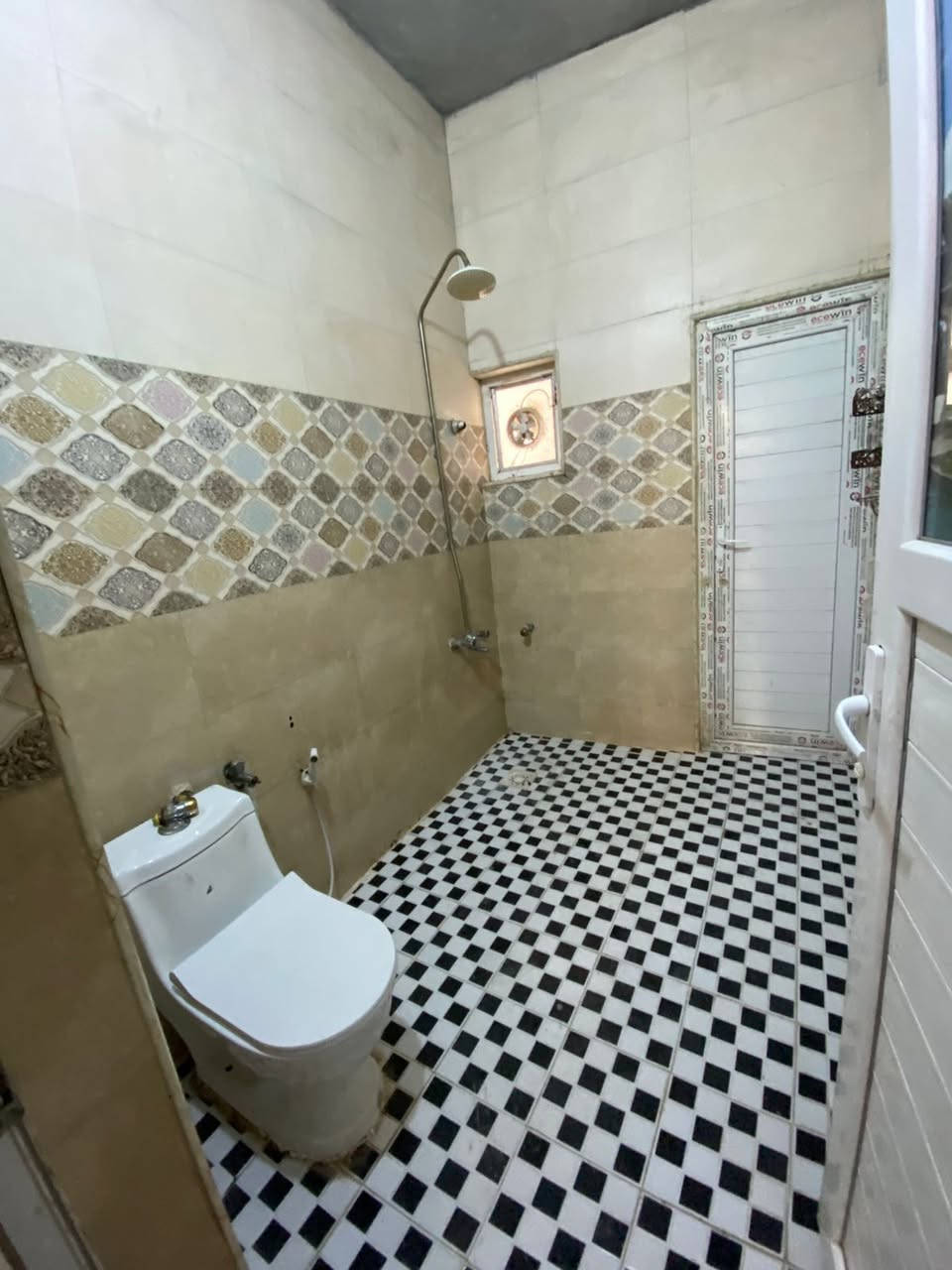 السلام عليكم بيت للايجار بالبكرلي الثانيه
بيت نظيف ومرتب يحتوي على غرفه و وكلدور ومطبخ وصحيات
سعر الايجار 250 وبي مجال
للاستفسار مراجعة مكتب عقارات البياتي
او الاتصال على الرقم ***********
