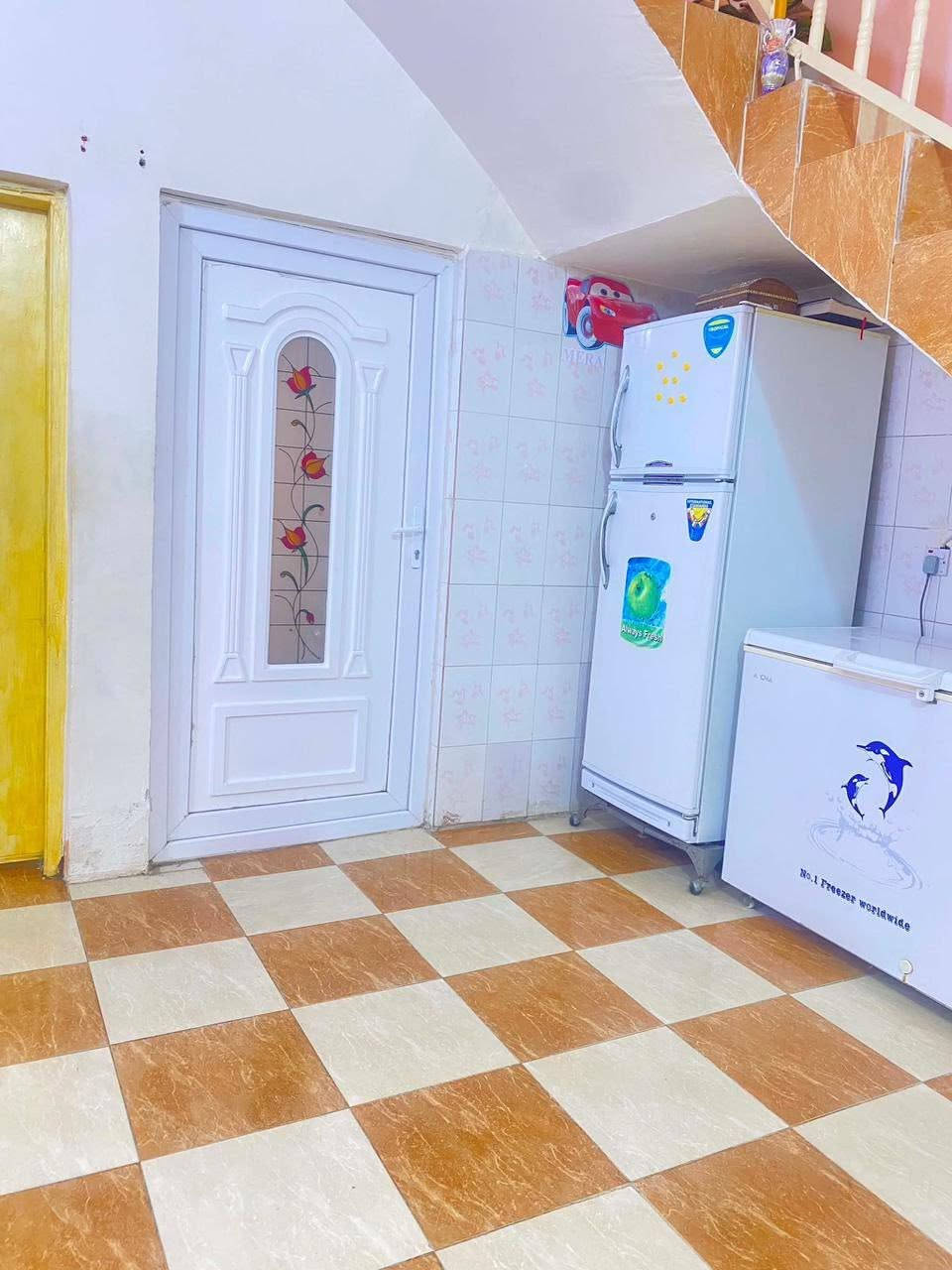 🏘🏘بيت للبيع ديالى خانقين / توله فروش طابو صرف قرب مخزن ابو لاوان واسواق صباح طابو صرف طابق وربع مساحة منه120 متر واجهة 6 والنزال 20 
طابق الاول 
1 غرفة نوم واستقبال وصاله داخلية ومطبخ ومجمع صحيات 
طابق الثاني 
1 غرفة نوم وبيتونه كبيره 

السعر / 80 مليون بي مجال بسيط 

للأستفسار اكثر اتصال بالارقام فقط 
***********
 ***********
مكتب فريا موفق للعقار
