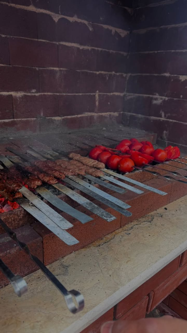 شاليه هلا وغلا 🏀🎢🎆
■غرفتين نوم وصالة ومطبخ وصحيات 
■مسبح للكبار 
■مسبح للصغار 
■العاب للصغار وللكبار 
■حديقة كبيرة  
■ادواة للشواء ومكان شوي كامل 
■جلسات خارجية 
■كراج داخلي 
■كهرباء ع مدار 24 ساعة 
■انترنت مجاني مفتوح 

■يرجى الالتزام بالشروط :
●ممنوع التأجير المختلط للشباب والبنات 
●ممنوع ادخال الخمور ومكبرات صوت الموسيقى 
●اذا كانت عائلة سيتم التأكد من رقم الهوية العائلي 
●غير مسؤولين عن اي حادث عرضي او غرق  
●يرجى المحافظة على نظافة المكان والممتلكات
● في حال عدم الالتزام بالشروط اعلى سيلغى الحجز ولا يسترجع المبلغ المدفوع.
 
الشفت الصباحي 8 صباحاً إلى 6 مساءاً السعر 150 الف 
الشفت المسائي من 8 مساءاً إلى 6 صباحاً 
السعر 150 الف 
اليوم الكامل من 8 صباحاً إلى اليوم الثاني 6 صباحاً
السعر 300 الف 
ايام الخميس والجمعه 
سيكون سعر الشفت 200 الف 
للاتصال *********** 
العنوان بغداد الراشدية قرب الجزيرة السياحية
