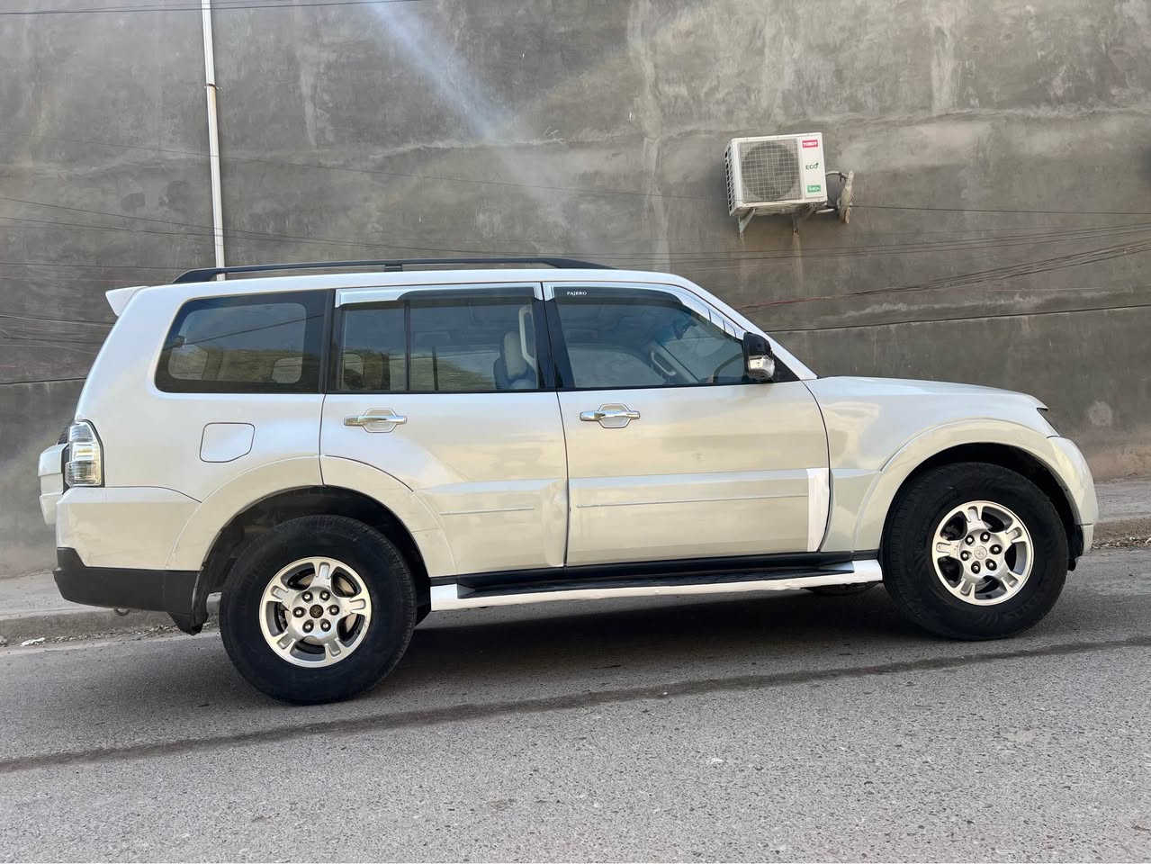 السلام عليكم 
للبيع باجيرو موديل 2008
رقم بغداد
محرك 3ونص شاده جديد 
ماشيه 300الف 
السياره جاهز من كل النواحي 

بيها صبغ 4قطع  
جاملغين وبنيد. وجاملغ خلفي .اثر طخات وشخوط بدون اي ظرر داخلي 
السعر 92 قفل قفل  للاستفسار ع 
*********** مكاني بغداد السيديه 
متوفر واتساب بغداد, العراق
