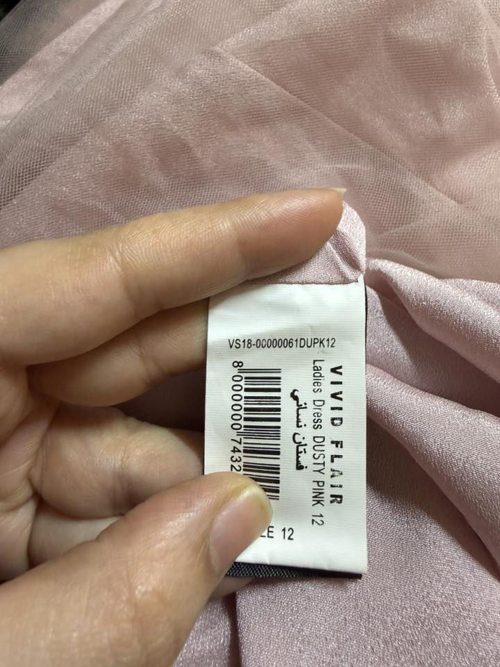 السلام عليكم فستان مستعمل للبيع  من تصميم Vivid Flair لابسته ساعه وحده بس اني مسويه تعديل بسيط لمديل الفستان حته يصير انزك وموجوده صورة المديل الاصلي قياس 40 يلبس من وزن 60 لل65 ويصير تسويله قياطين ويلبس وزن اكثر من هيج مشتريته ب150 الف وابيعه ب75 الف اليريده يتواصل ع رقم ***********
