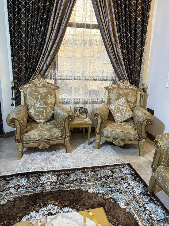 تخم ملكي 10 مقاعد للبيع 
سلام عليكم

تخم ملكي ذهبي 10 مقاعد 

مقاعد كراسي عدد 4

و مقاعد ثلاثية عدد 2

للبيع بسعر 600 الف و بي مجال بسيط

المكان بغداد - حي الجامعة

***********
