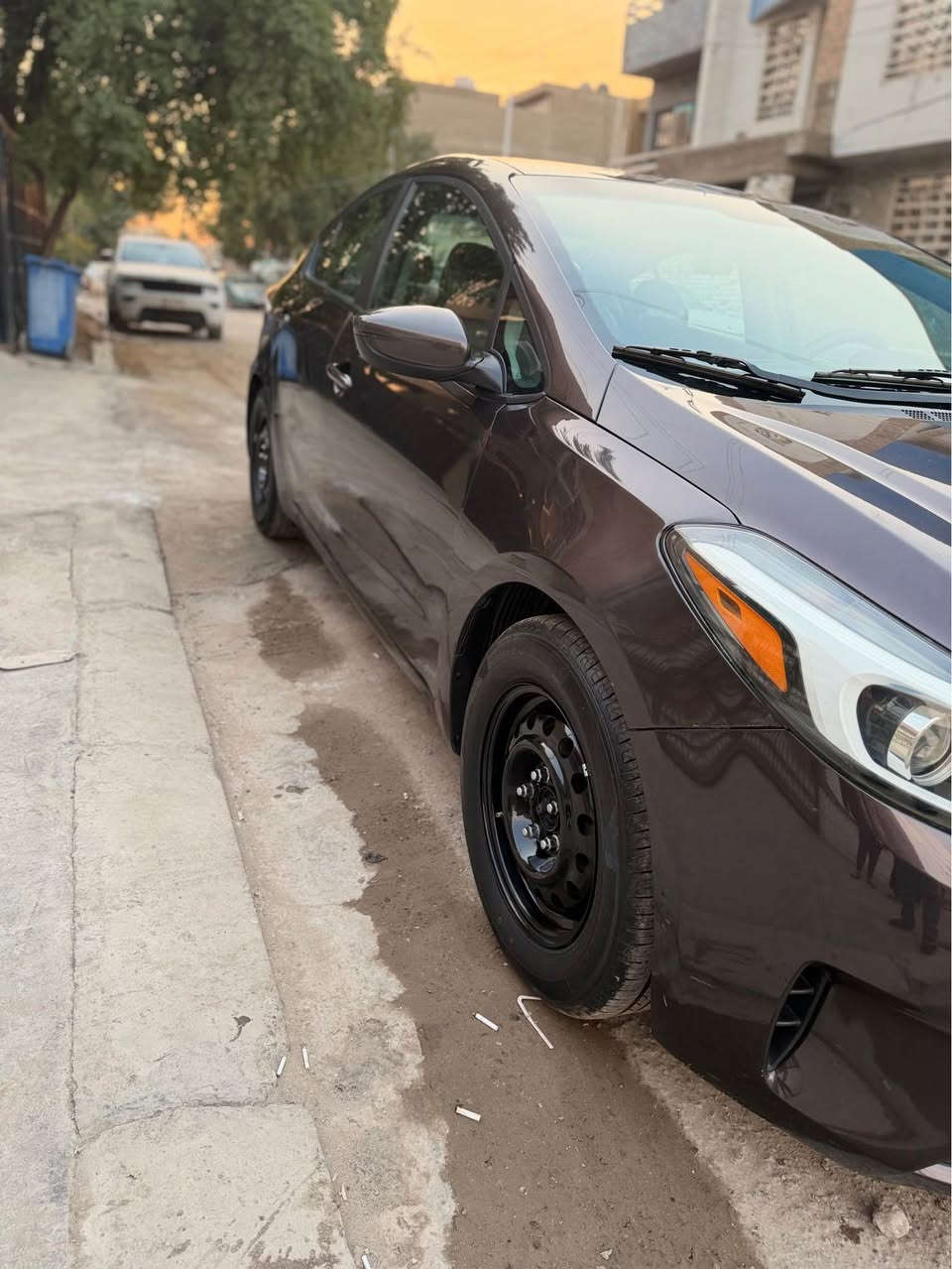 السلام عليكم 
للبيع كيا فورتي موديل 18 حادثه قبق جنطه مبدل ومصبوغ وشويه من الجاملغ الخلفي وبيه 4 قطع من كلير من امريكا بدون ضربه بدون دواخل ماشيه 86 الف مايل كير مكينه مكفول تبريد ثلج السياره عليه ادامه كامله من بلكات نوزلات مجاول فيت بم تخم تاير جديد مدومشه عام 
السعر 115 وبيه مجال 
مكان السياره بغداد حي اور 
*********** بغداد, العراق
