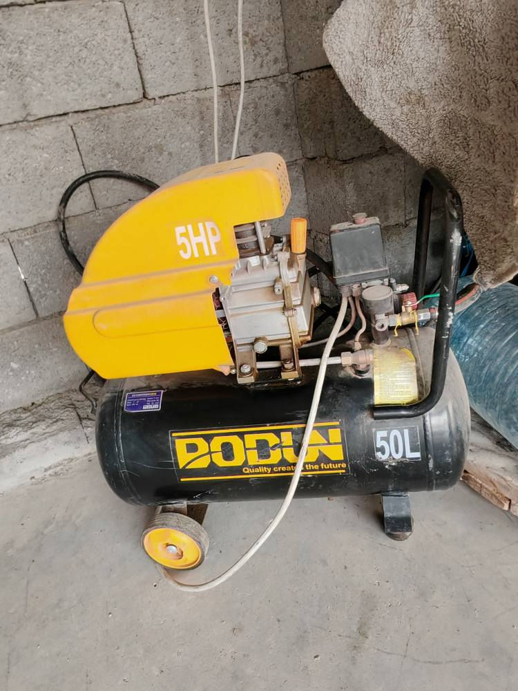 كومبريسةري هةوا ٥٠ لتري بؤ فروشتن
٢٠ مةتر صوندة و ٢٠ مةتر وايةري لةگةلداية
نويية كةم ايشي كردوة
شوين هةولير
رقم موبايل : *********** أربيل, العراق
