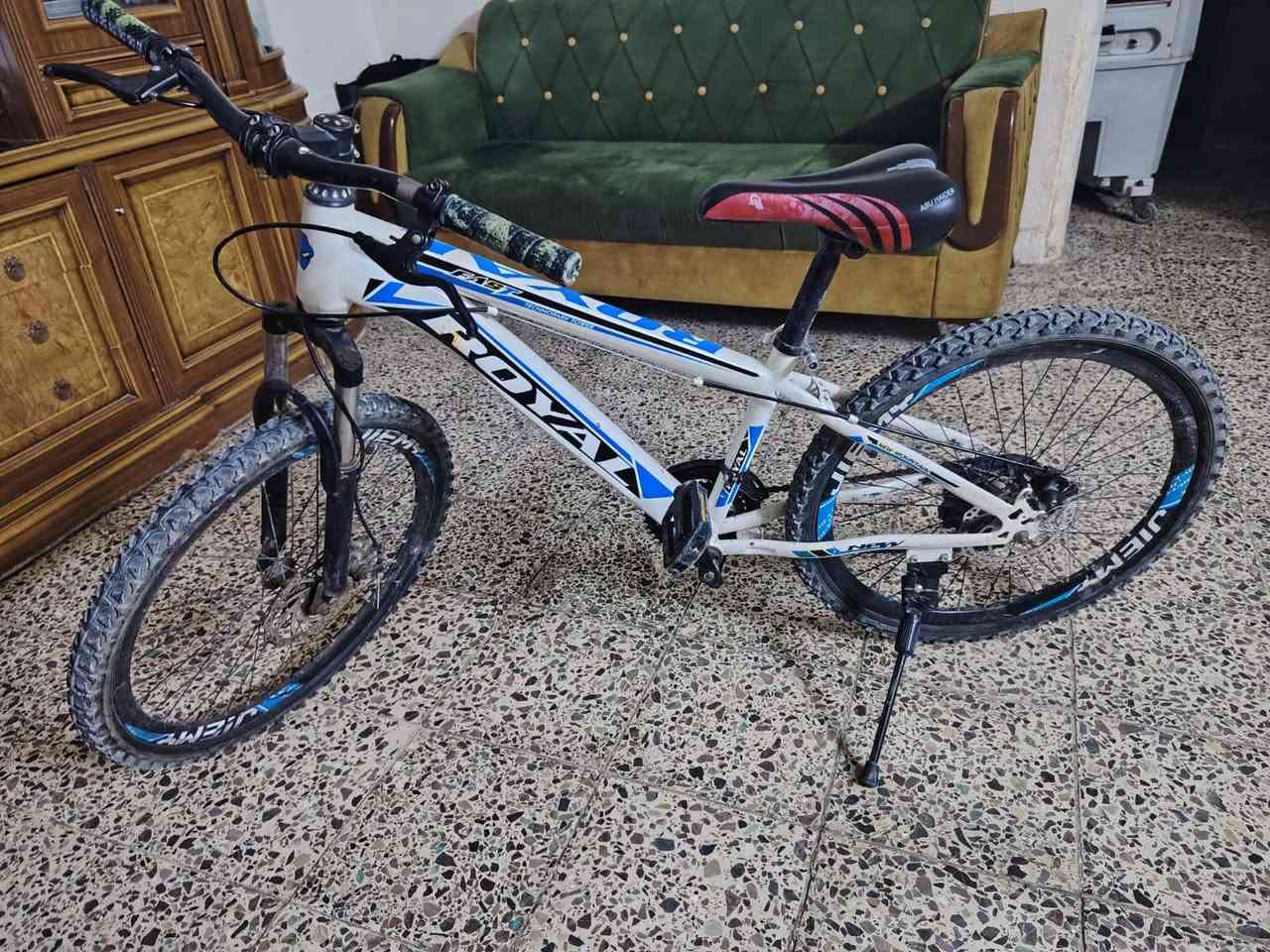 سلام عليكم بايسكل للبيع حجم 26 سعر 45 وبي مجال العنوان بغداد السكان رقم ***********
