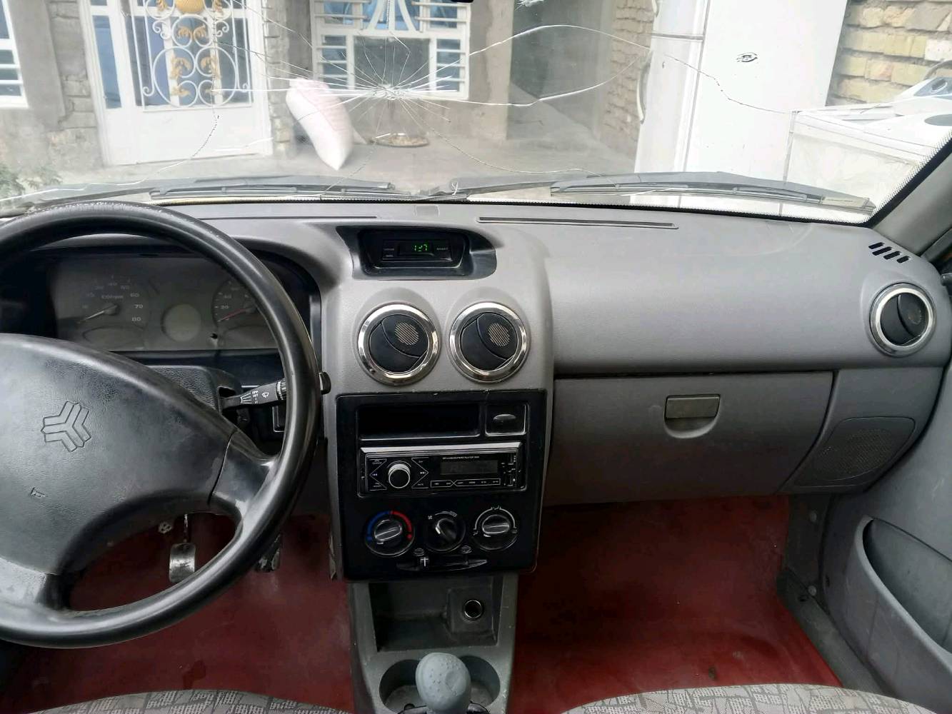 أنا أبيع سيارة سايبا مستعملة بحالة جيدة مع بعض الخدوش على الجسم الخارجي وكسر في الزجاج الأمامي. السيارة اقتصادية في استهلاك الوقود ومناسبة للاستخدام اليومي داخل المدينة. الداخلية نظيفة ومريحة، والمقاعد مغطاة بكسوة جلدية لحمايتها.