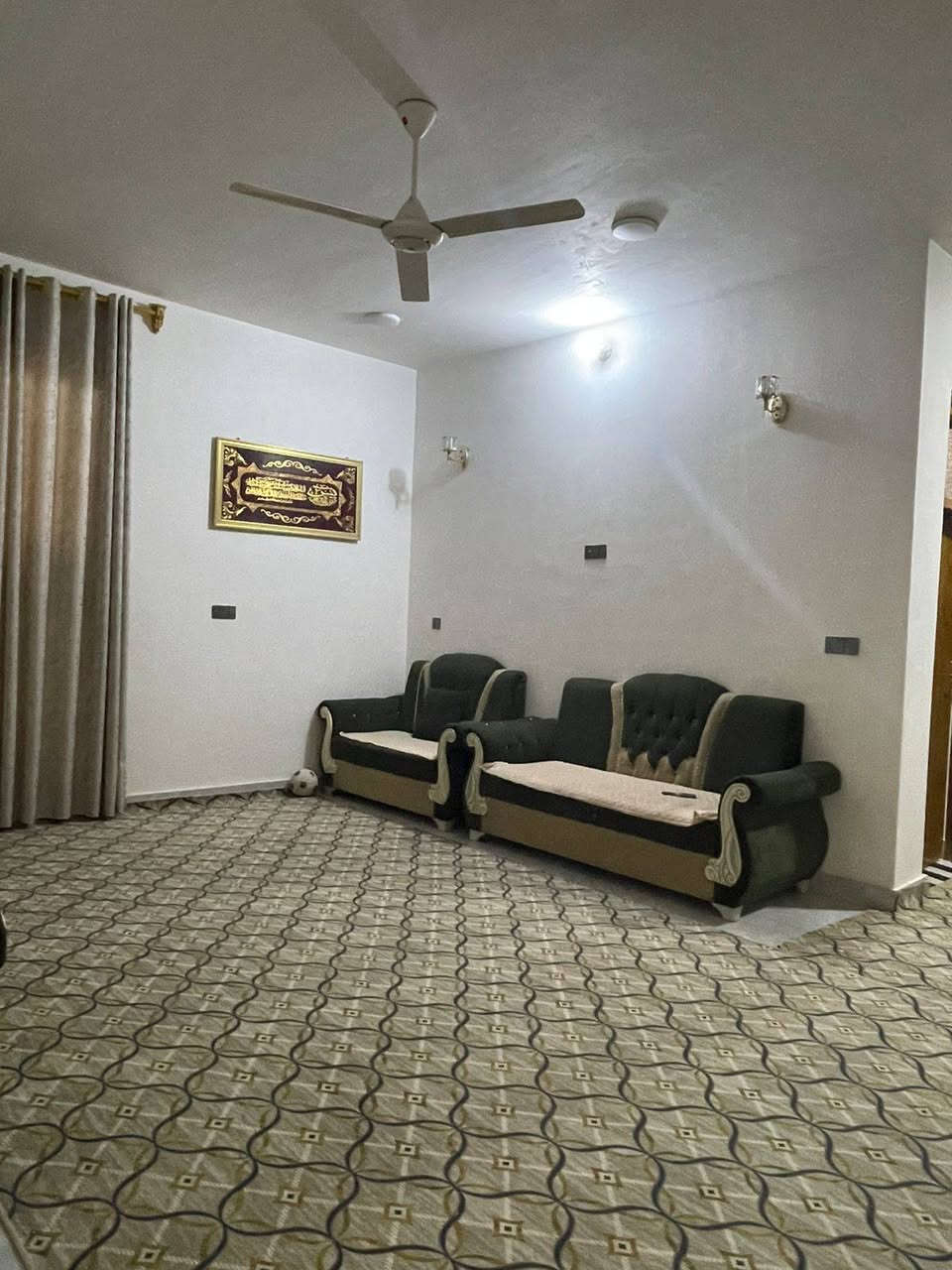 بيت للبيع بالعزيزيه الشهداء والمساحة ٢٥٠
الوجيه ١٢ ونص 
والنزال ٢٠
يحتوي على خمس غرف نوم 
وصاله ٢
وحمام٢
ومطبخ
ومدخل +استقبال 
مع منور ٢
للاتصال
***********
