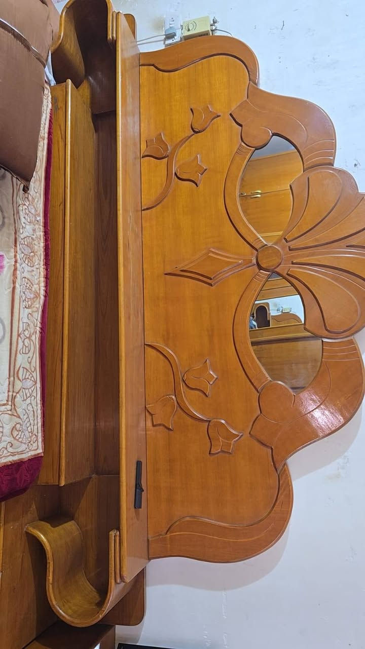 السلام عليكم  غرفه نوم جديد لبيع العنوان حله برنون  السعر ٦٥٠ وبيه مجال النظافه فول التواصل عل الرقم هذا ***********
