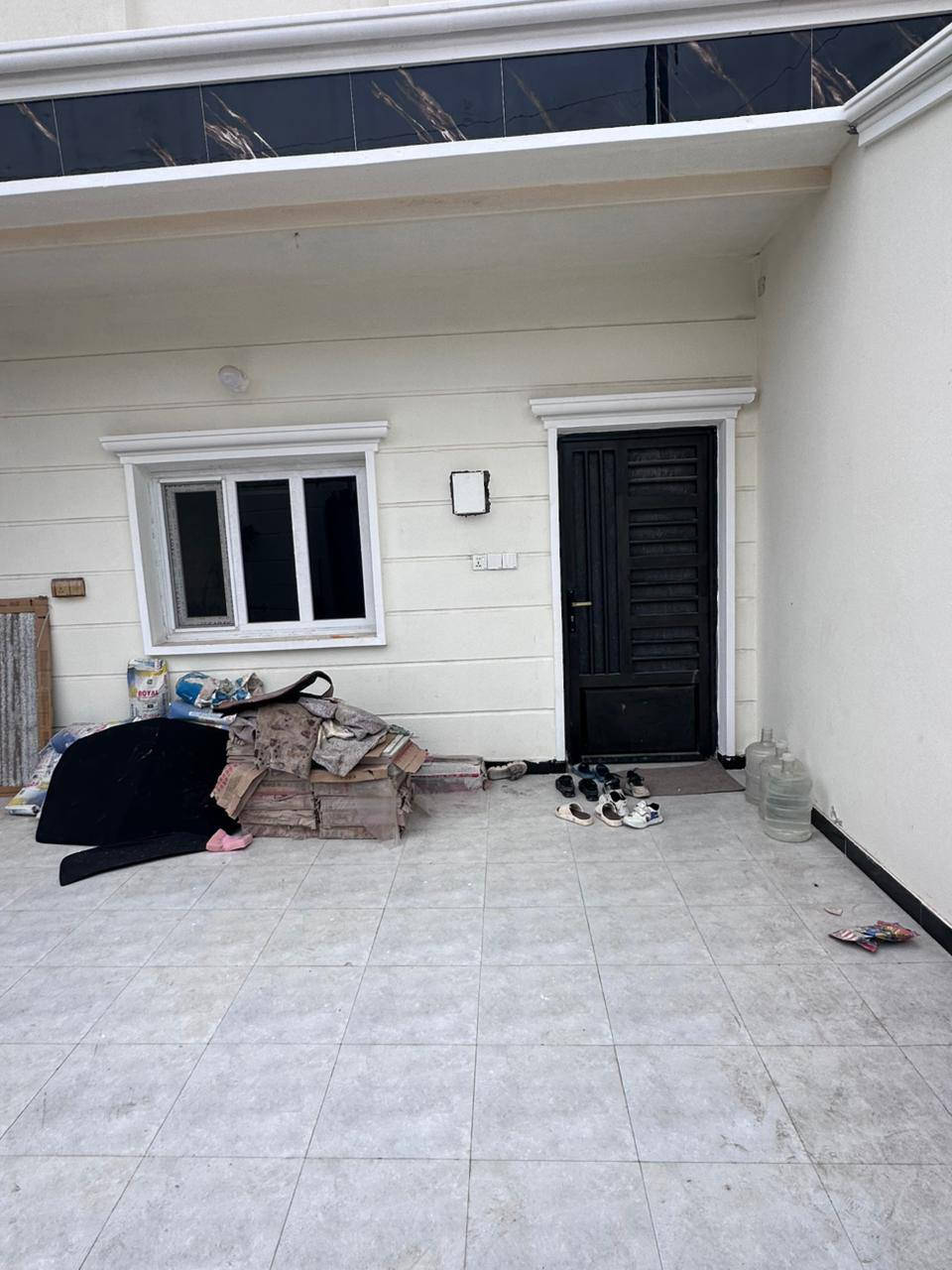 الموقع/ العروبة الثالثة / قرب جامع العسكريين
المساحة/ 200متر
ركن...... طابقين
يحتوي على:
الطابق الارضي:
غرفة عدد2
 استقبال
هول كببر
مطبخ 
صحيات عدد2
الطابق الثاني/
غرفة عدد3
هول كبير 
صحيات/1.... للأستفسار..***********
