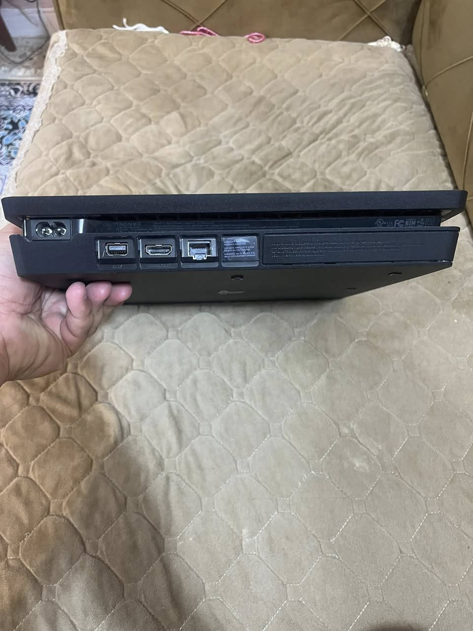 بلي ٤ سلم امريكي
اونلاين بدون تهكير  نظيف جداً وغير مفتوح ابداً 
مع جوستك اضافي ولعبة gta و فيفا ٢٣ وكامل الملحقات
السعر ٢٠٠ الف قفل 
للتواصل : ***********
