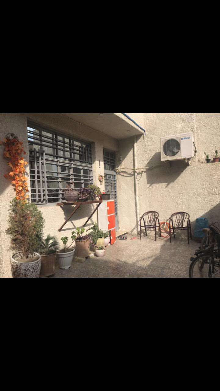 مساء الخير
دار زراعي للبيع طابو من المالك الاصلي سند 25 
مساحة الدار 120 واجه 10 نزال12 ثلاث طرابق 
يحتوي الدار عل كراج صغير وحديقة صغيره و3 غرف نوم 
ومطبخ حار ومطبخ بارد وصاله وحولي صغير وصحيات في الطابق الاول
الطابق الثاني يحتوي على غرفتان نوم وحولي وصحيات
والطابق الثالث يحتوي على غرفة نوم وحولي
العنوان بغداد الطوبجي 
للتواصل عبر الرقم التالي *********** فقط واتساب وسيم كارت
