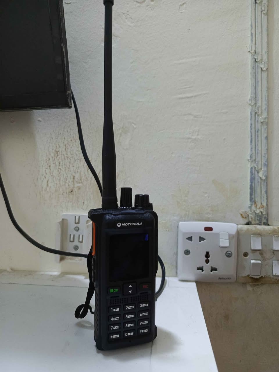 للبيع جهاز لاسلكي Motorola احترافي
الشركة المصنعة: Motorola
المواصفات:
يدعم نطاقي VHF / UHF.
شاشة ملونة عالية الوضوح.
هوائي خارجي يمنح استقبالًا وإرسالًا قويًا.
بطارية قابلة لإعادة الشحن. عن طريق تايبسي وشاحنه كهربائيه مالته الاصليه 
جودة صوت نقية وواضحة.
هيكل متين مناسب للاستخدام اليومي
لوحة أرقام كاملة لسهولة البرمجة.
مناسب للمواكب، الهيئات، الحمايات، الشركات، والفرق الميدانية.
المدى التقريبي:
داخل المدن: 3 إلى 5 كم.
في المناطق المفتوحة: 5 إلى 10 كم (وقد يزيد حسب طبيعة الأرض وارتفاع الهوائي) سعره 75النجف الاشرف لتواصل *********** النجف, العراق
