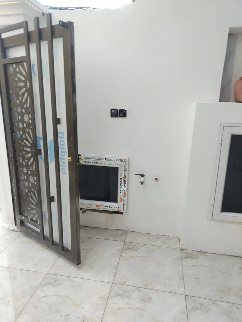 مشتمل للبيع في حي الشهداء مساحة ١٢٥متر طابقين ٣غرف بناء حديث 
شوارع ١٥متر 
واجهة ١٠متر ونزال ١٢ونص
السعر ١١٥ مليون
للإستفسار ***********
