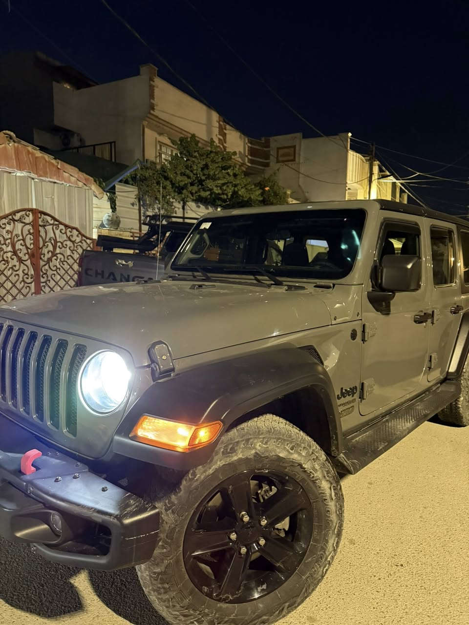 سلام عليكم جيب رانكلر موديل 2021 لون مميز سمنتي ماشيه 58سياره نضيفه ضربتها بل بنيد بل يسره خفيفه بيها موصفات فول  تشغيل عن بعد محركها 2000 تيربو التواصل ***********
