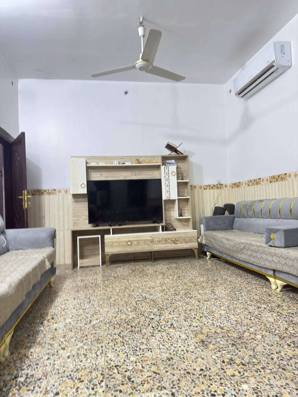 🏡 دار للبيع – الحي العسكري  خلف حسينة ايمة البقيع🏡
━━━━━━━━━━━━━━
📍 الموقع: خلف حسينية أئمة البقيع
مقابل أسواق الصادق
━━━━━━━━━━━━━━
📄 نوع الملكية: طابو صرف
📏 المساحة: 300 متر
🏢 عدد الطوابق: طابقين
━━━━━━━━━━━━━━
🔹 الطابق الأول:
🛏️ غرفتان نوم
🛋️ صالة استقبال
🌿 طارمة
🌳 حديقة
━━━━━━━━━━━━━━
🔹 الطابق الثاني:
🛏️ غرفتان نوم
🛋️ صالة
🚿 مجمعات صحية داخلية وخارجية
━━━━━━━━━━━━━━
📞 للاستفسار:
***********
💰 السعر: مراسلة واتساب أو ماسنجر فقط
━━━━━━━━━━━━━━
