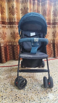 عربة طفل • نظيفة • بيها مجال