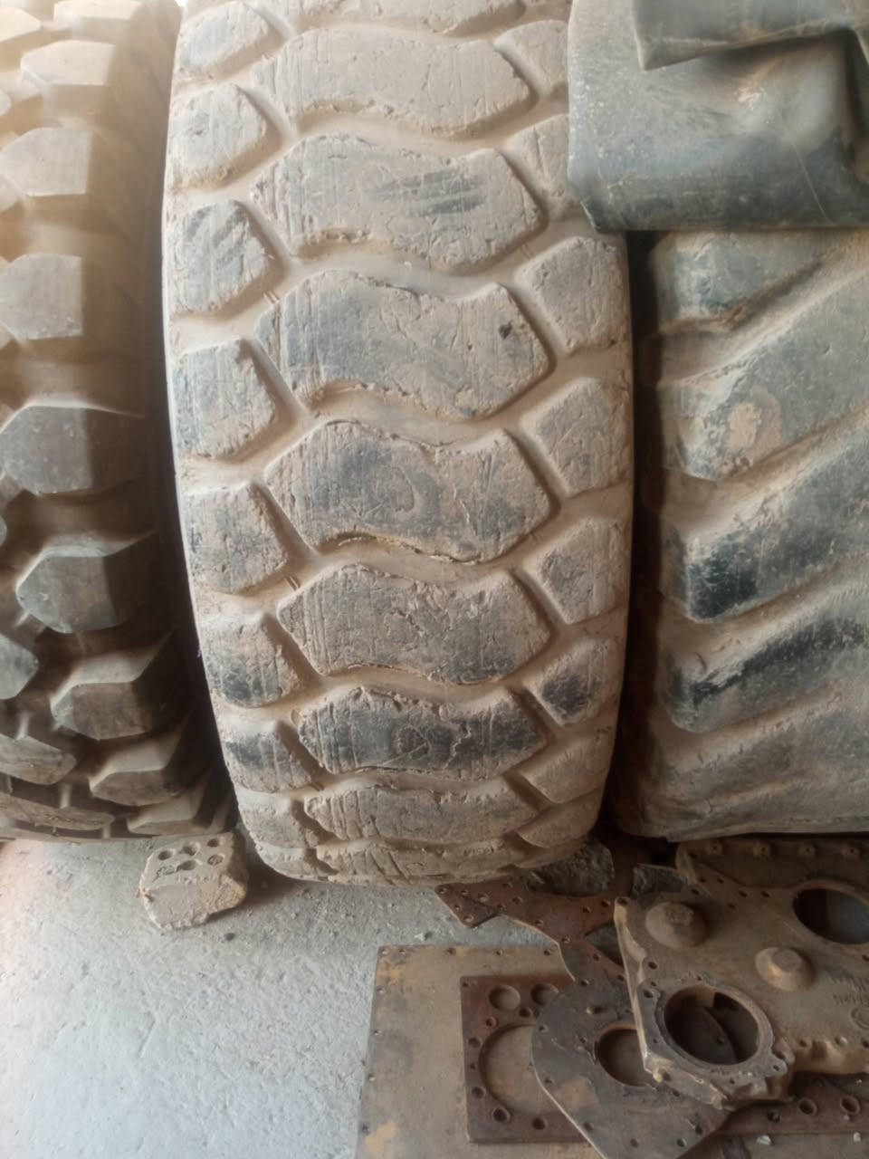 السلام عليكم البيع تايرات حجم 23. 5. 25 ابو سيم انضاف الستفسار عل رقم ***********. العنوان بغداد
