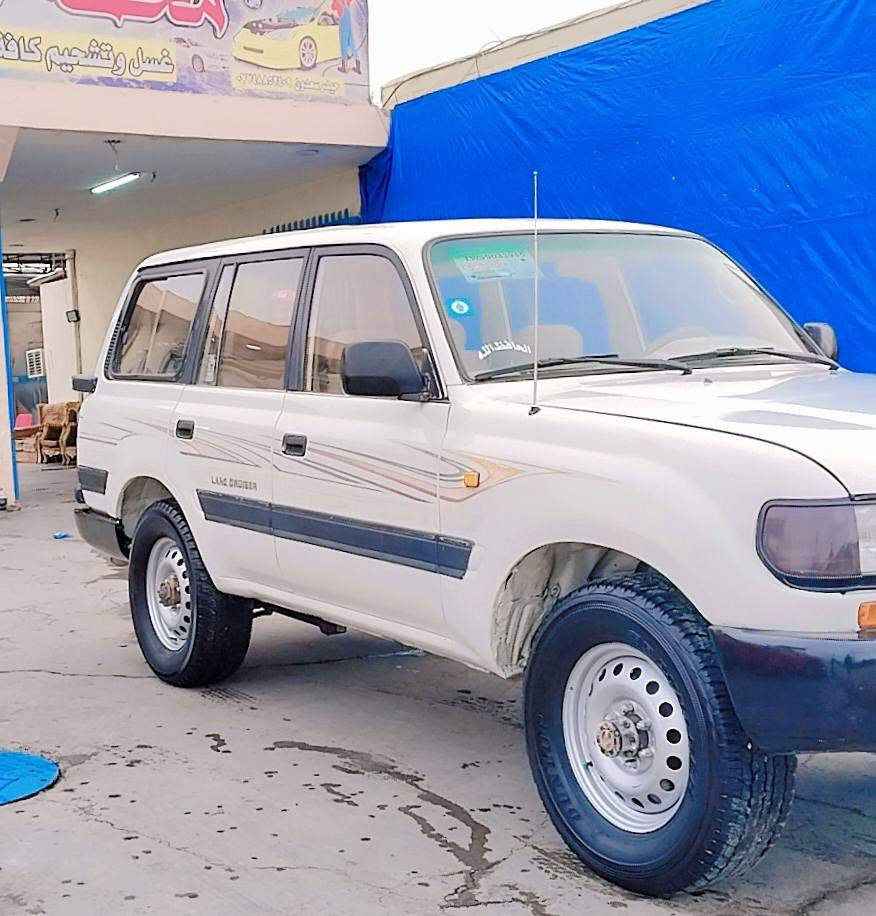 السلام عليكم
للبيع لاندكروز 
موديل 1995
رقم بغداد دولي 
باسمي شرط التحويل 
محرك بلادي1fz 
بانزين بخاخ سته اسلندر
كير اوتو
فور ويل 4×4 
دبل تانكي 
تخم تاير جديد 
كهربائيات كلها شغاله 
العنوان بغداد 
السعر 93 وبيها مجال للشراي
رقم الهاتف ***********
