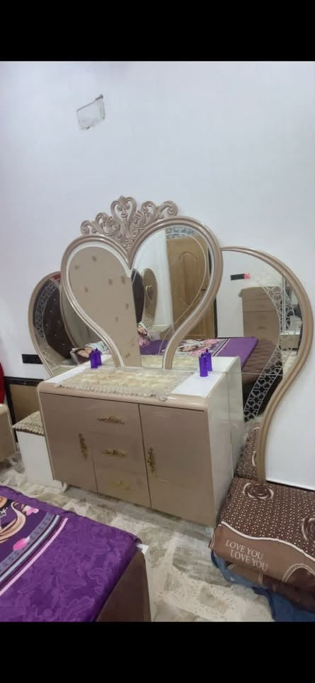 السلام عليكم عندي غرفت اخشاب للبيع جديده و كلش نضيفه و سعرهه كلش مناسب المكان المحموديه حي الرشيد …‭
***********
