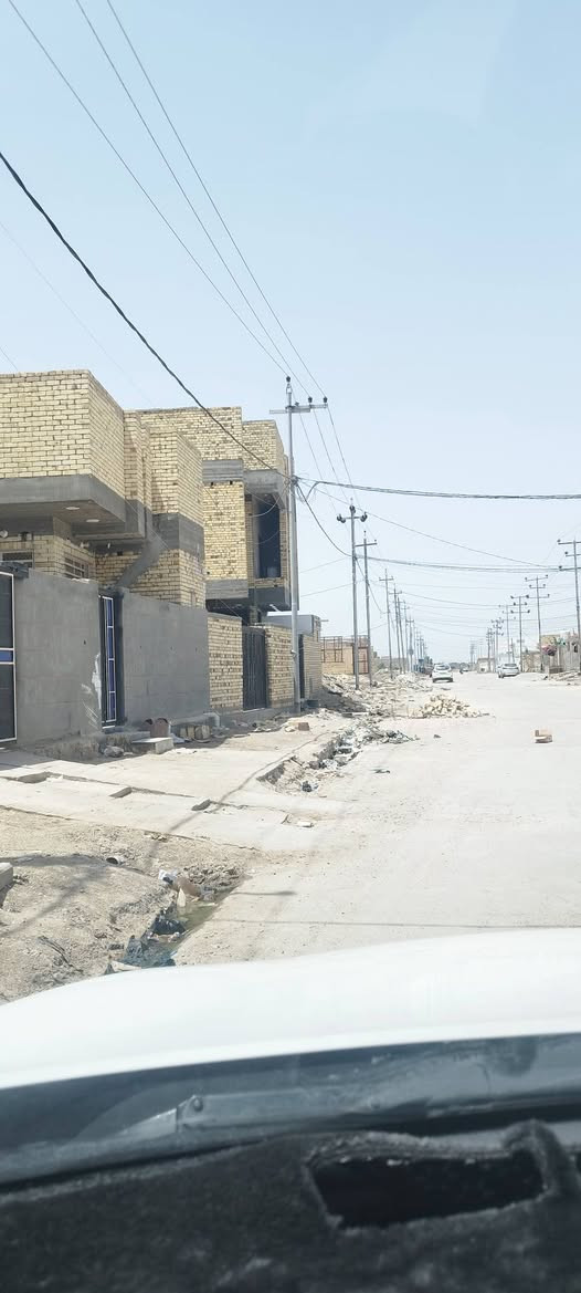 السلام عليكم دار للبيع طابو مساحه 270 ركن يحتوي البيت ثلاث غرف صحيات داخليات المطبخ حار بارد استقبال زائد كراج للاس مكان شويلي قرب مدارس صينيه على شارع 20 الاستفسار اتصال على هذا الرقم ***********
