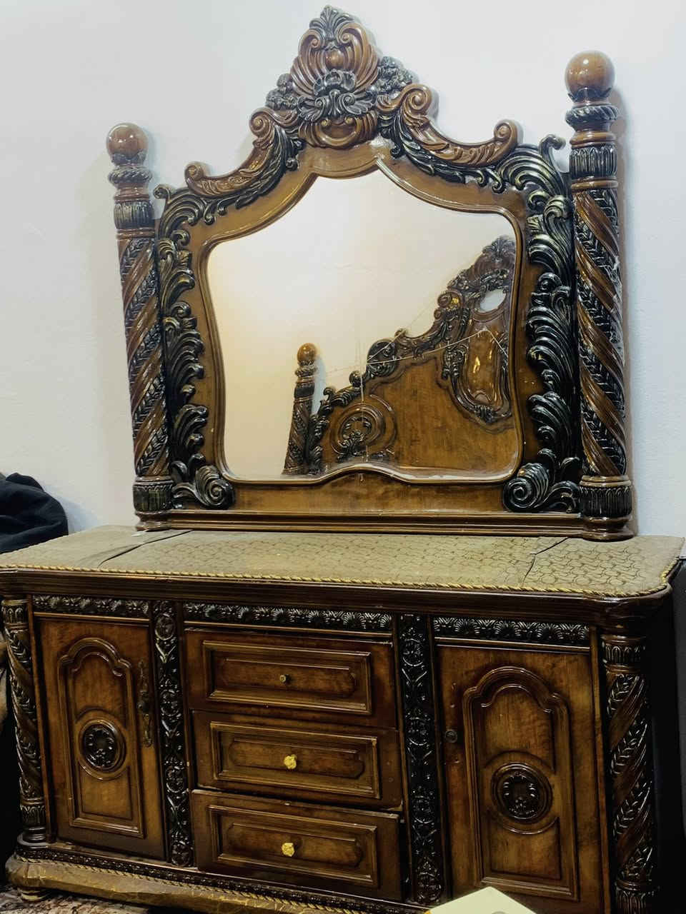 غرفه اخشاب للبيع السعر 450 و بيها مجال الستفسار عل رقم ***********
