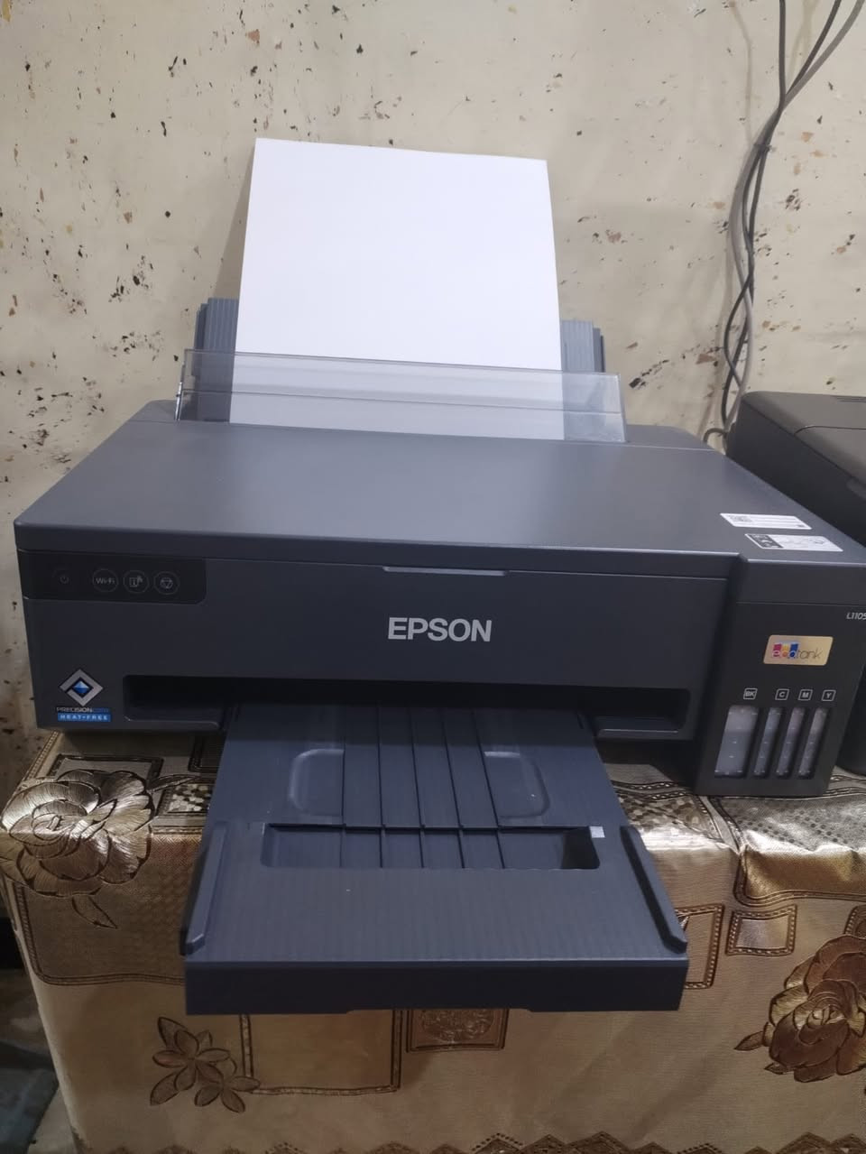 السلام عليكم 

للبيع طابعة Epson L11050

طابعة شبه جديدة، استخدام كم يوم فقط.

🔹 تطبع A3 و A4

🔹 ألوان + أبيض وأسود

🔹 واي فاي + كيبل (تطبع عالاثنين)

🔹 سرعة الطباعة (ISO):

 • أبيض وأسود: 8.5 صفحة/دقيقة

 • ألوان: 5 صفحات/دقيقة

🔹 نظام حبر اقتصادي Ink Tank

🔹 دقة عالية وتتحمل شغل

💰 السعر: 700 ألف دينار

📉 بيه مجال للجاد

للتواصل وتس اب 

***********
