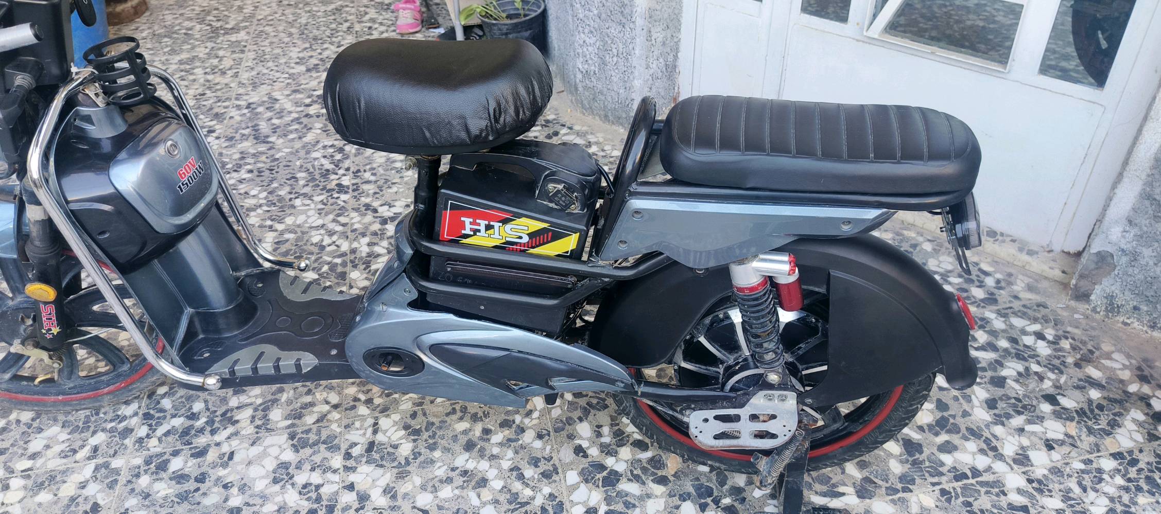  دراجة شحن حجم الملف 1500W السرعة القصوى 60 
5 بطاريات 24 امبير تمشيك 45 كيلو بالشحنة الوحدة
مستعملة قليل
جميع قطعها متوفرة 
سعر الدراجة 280 الف و بيها مجال
مكاني بغداد الشعب شارع الصحة
تواصل واتساب ***********