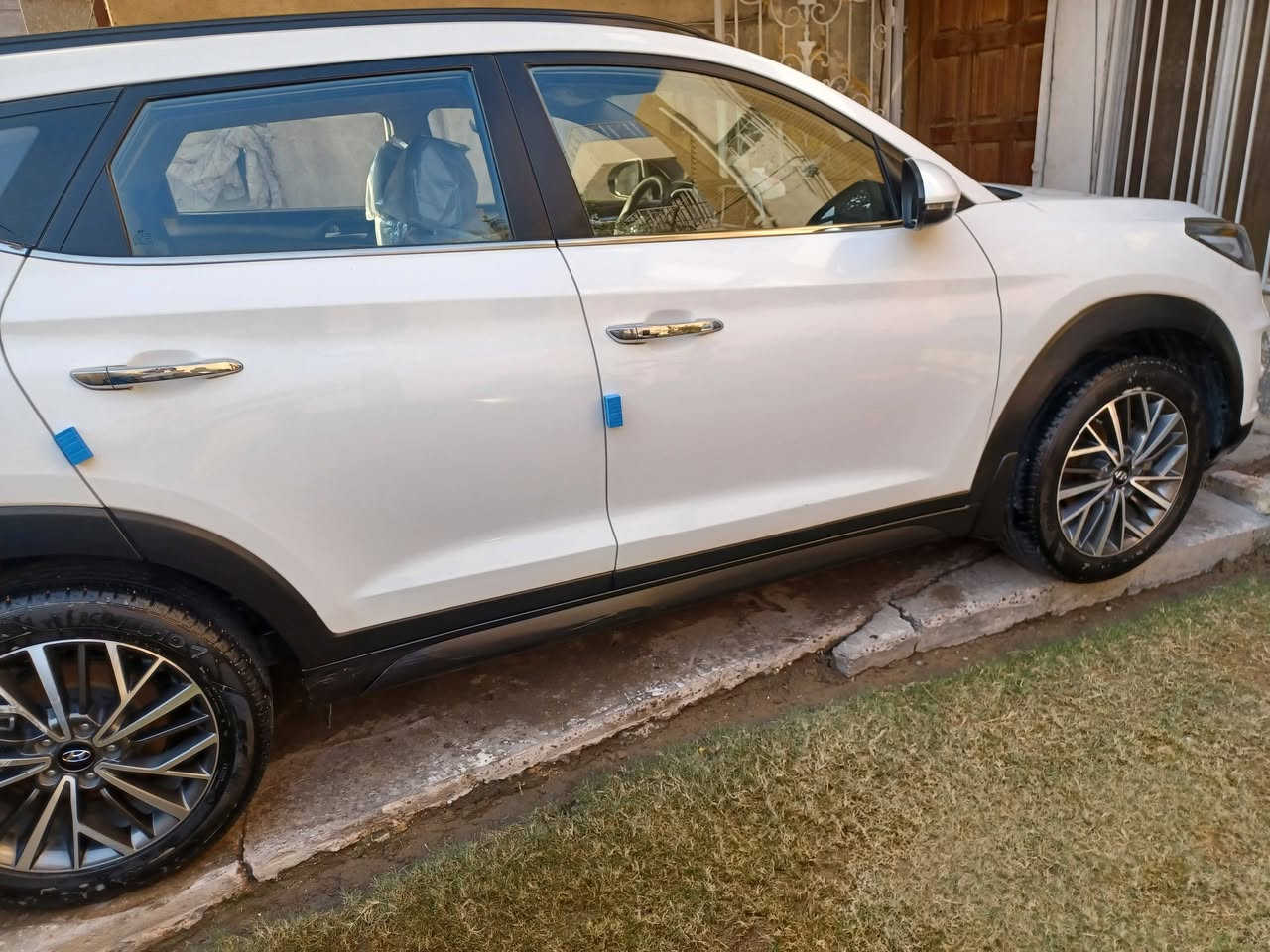 السلام عليكم توسان موديل 2020 سيارة جديدة واستعماله قليل جدآ ماشيه 38 الف حقيقي وبيه بس ثلاث رصعات موجوده بالسونار  وبسمي السيارة مواصفات السيارة بانوراما حساسات خلفيه كامرة دوارة كراسي كهرباء بصمه مري شفط ترحيب كروس  سرعة لايت خمس عدسات عند استدارة تفتح لايت اريل زعنفه تايرات الشركة سبير منازل عدة الشركة موجوده شاشة ابل كار بلي شحن الموبايل واير لس ثلاث أنظمة قيادة  اوتو هولد ثلاجة بالجكمجة وبعد اكو مواصفات ما احب اطول مكان السيارة بالمنصور سعر السيارة 23200 وبيه مجال للاستفسار واتساب ***********
