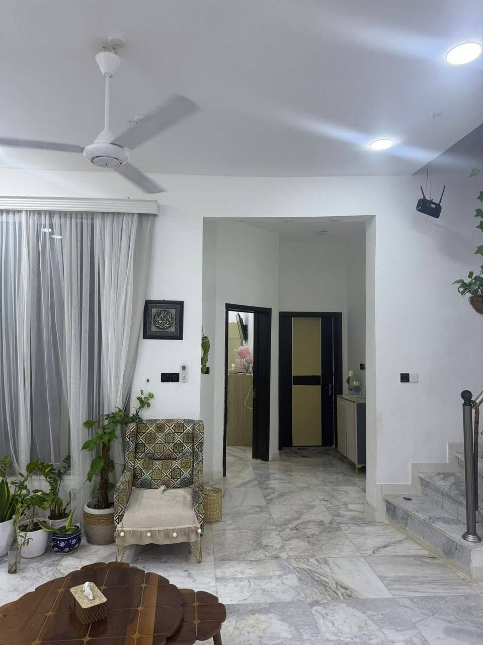 سلام عليكم بيت 200متر للبيع بناء حديث طابق ونص غرفتين وصاله ومطبخ وصحيات واستقبال الطابق الثاني سويت وصاله في حي الجامعه اول شارع خلف معهد النفط على شارع رئيسي مقابل ساحه ومدرسة جديده للاستفسار 
مكتب عقارات السبطين الهندسي 
دور النفط مقابل جامع الامام المهدي عليه السلام 
📞***********
📞***********
