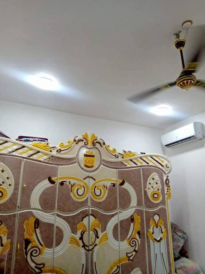 عندي بالتضحية خسلام عليكم بيت للايجار يتكون من 4 غرف نوم ومطبخ وصاله وطارمه جبيرة وصحيات بناء جديد*********** بيت تجاوز مساحه 400متر  الايجار 250
