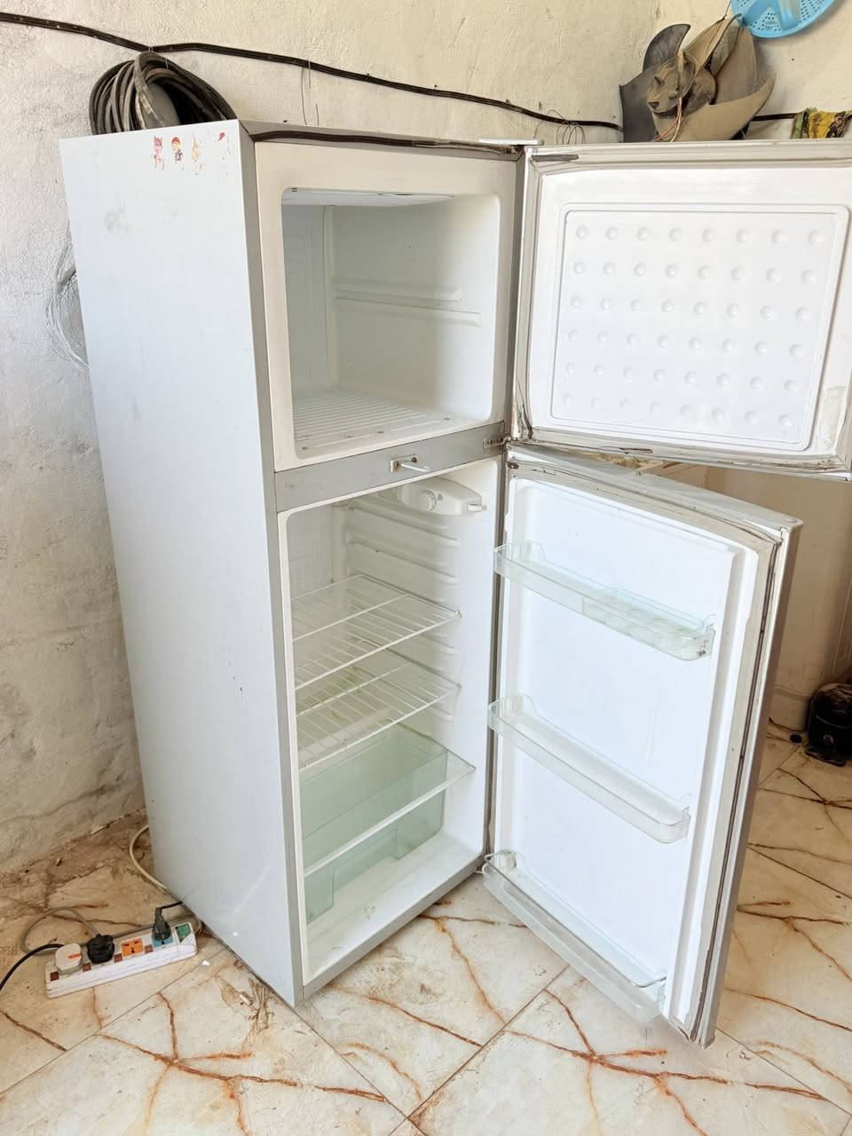 ثلاجات عدد 2 للبيع شرط النظافه والتجميدً فوكً وجوه
مجمده بوكس 12 قدم شرط التجميد 
الشطره ***********
