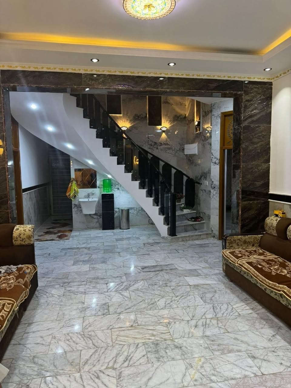 الســلام عليــكم
دار للبــيـــع
زراعي سنــد25
المساحــه 750م
العنوان🌏/ حله ورديه خارج خلف شركه ابو كيره
محتويات الدار⛺️/ 4غرف نوم وهول 2واستقبال ومطبخ وحديقه جانبيه 550م وكراج سياره 
بناء حديث وخدمات كامله وخريطه مميزه بأشراف هندسي🏫
بسعر جداا مناسب😍

الـــاــاـ ســتــفــســار اكـــثــــر زيـــارة مكـــــتب القـــــــلعـــة 
المـــكـــان حـــلـه ورديـــــه خــــارج قـــبــل مــجــمــع
الــوُرديــــه الطــبـــي…
مكـــــتب القـــــــلعـــة 
مـــريـــح و مــــضمــون ——
 ***********  ريـــاض الــبــكـري
‏‭0781 448 2411‬  قـــاســـم الــبــكــري
