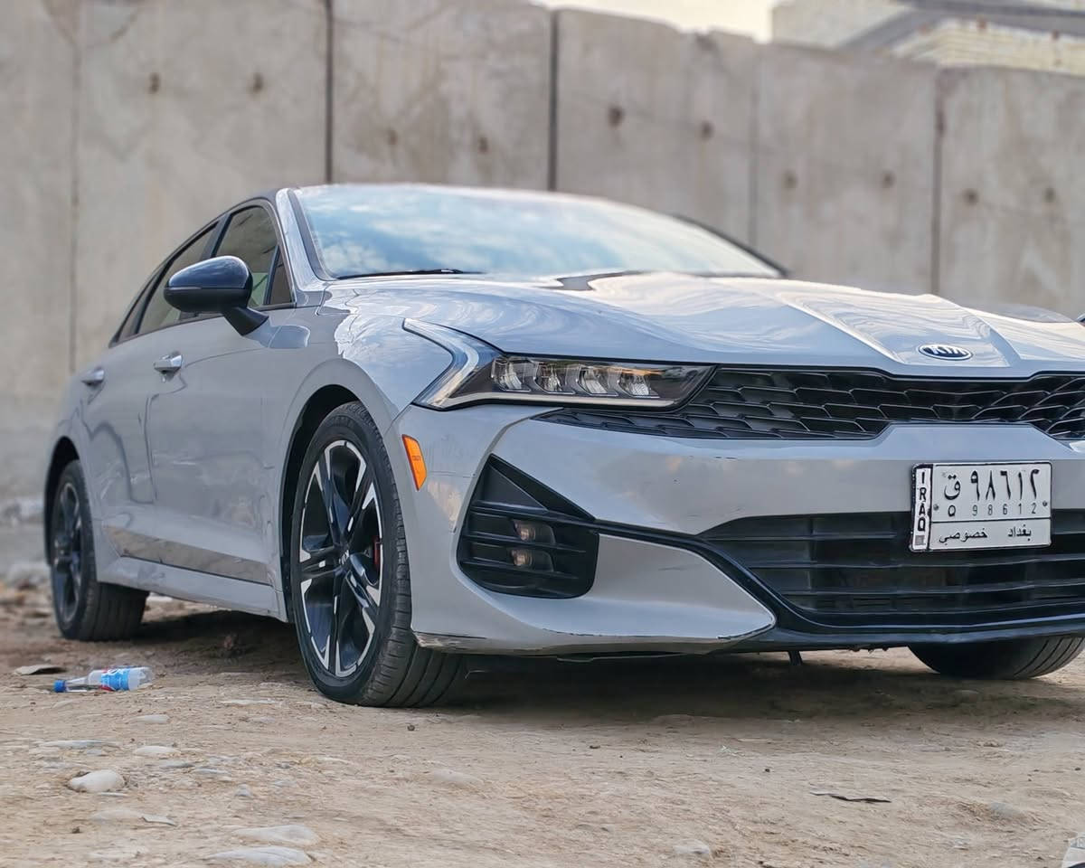 كي فايف  K5 GT-Line
فول مواصفات عدا  البانورنما 
السعر 158$ وبيه مجال
الحادث : بيه طخه على كد شبر في قاعدة السبير
وبيه كم حالوبه خفيفه مكفولة من الصبغ والتبديل 
كير محرك كفالة ماشية 60 الف ميل حقيقي
 صور الحادث  وسونر بالمنشور
المواصفات:
 • الموديل: 2021
 • اللون : اسمنتي
 • الفئة: GT-Line فول 
 •  أوتوماتيك 8 سرعات
 • المحرك: 4 سلندر  سعة 1.6تيربو
 • شاشة لمس كبيرة 
 • نظام ملاحة GPS
 • نظام صوتي فاخر 
 • بلوتوث + تايب سي + أبل كاربلاي 
+ أندرويد أوتو لاسلكي بدون كيبل 
 • دخول وتشغيل ذكي (بصمة)
 • تشغيل عن بعد
 • مقاعد السائق كهرباء
 • نظام تكييف مزدوج 
 • إضاءة داخلية LED
 • نظام اختيار وضعيات القيادة  4 (Eco - Sport - Comfort وغيرها)
 • حساسات أمامية وخلفية
 • كاميرا خلفية عالية الدقة
 • جنوط رياضية مقاس 18 إنش
 • أنوار أمامية LED بالكامل
 • أنوار نهارية DRL
 • أنوار خلفية لد متصلة 
 • مرايا كهربائية مع إشارات مع 
 • زوائد رياضية GT-Line
 • نظام تنيبه السائق 
 • حساسات مطر وتحكم أوتوماتيكي بالمساحات
 • نظام إضاءة أمامية اوتماتيك
 • نظام مانع انغلاق المكابح (ABS)
 • نظام الثبات الإلكتروني (ESP)
 • نظام المساعدة في صعود المرتفعات
 • نظام مراقبة ضغط الإطارات (TPMS)
 • نظام تحذير التصادم الأمامي
 • نظام الكبح التلقائي في الطوارئ (توقف ذاتي) 
 • نظام القياده الشبه ذاتيه
 • نظام الحفاظ على المسافه الامنه
 • نظام التنبيه عند الخروج عن المسار
 • نظام المحافظة على المسار
 • نظام مراقبة النقطة العمياء
 • فرامل يد كهربائية مع Auto Hold
  . كشنات جلد مع ختم GT
والكثير من المواصفات
موقع السيارة بغداد مدينة الصدر 
***********
