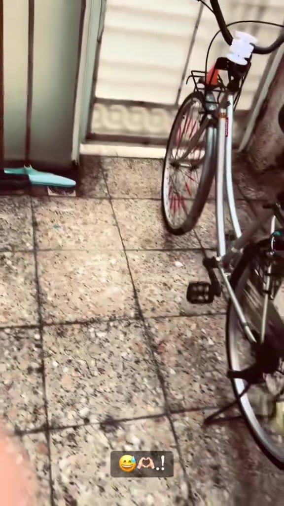 السلام عليكم ورحمه الله بايسكل بناتي للبيع فقط البايسكل نضيف كدام عينكم الله شاهد نضيف وابد ما متعبه موديل 2019 شركه سانتوس معروفه لون سلفري البايسكل رايده هوَ والغراض كاملات ب150 وبي مجال حك الجيه مكاني بغداد شهداء البياع متواجد خاص واتساب التواصل ع الرقم ( *********** )♥️🫶🏻.
