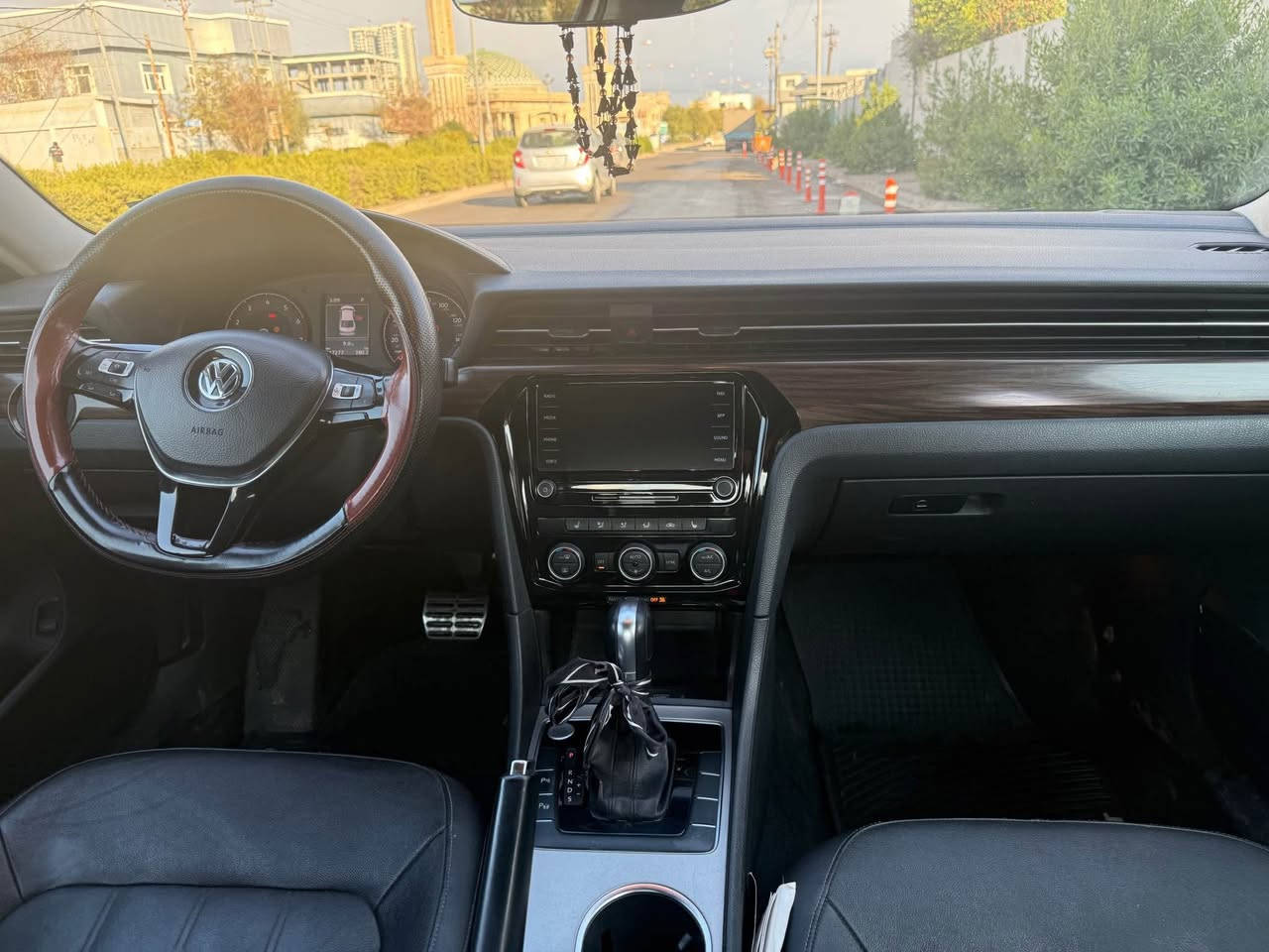 Passat2020
Sel
Se parchay pshtaway haya
70,000mile roya
Peshy kaml biladya
Taza runi germ gorya 
Sayaraki be keshaya

باسات 2020
مواصفات Sel فول 
كشنان خلفي و امامي هيتر
بيها 3 قطع مصبوغ-خلفي
70,000mile ماشية
امامي كامل بلادي
بالجديد مبدل دهن الگير

VWCA7A31LC022553 رقم شانصي

0750 352 55 42 أربيل, العراق
