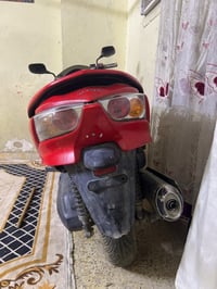 الدراجة النارية معروضة للبيع بحالة جيدة. لونها أحمر ومناسبة للمدينة. م...