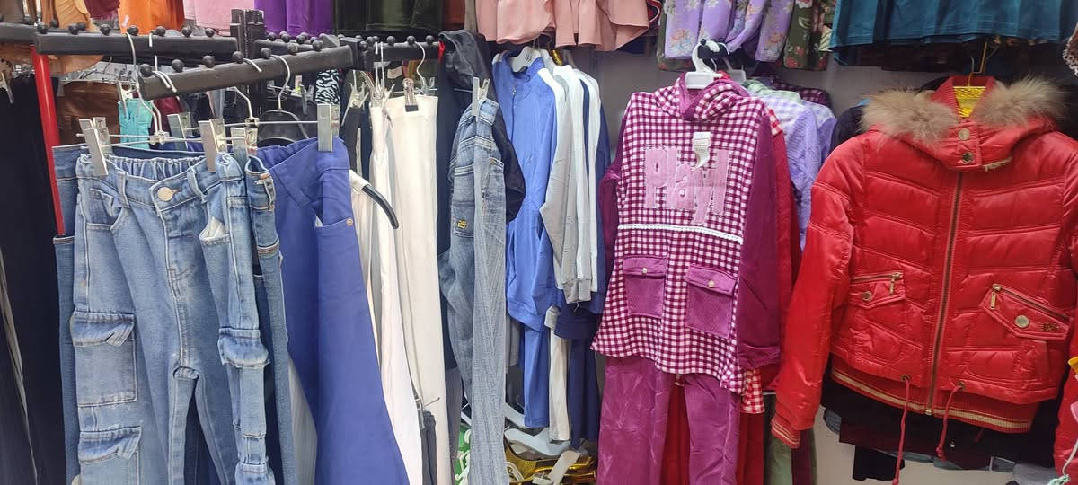 محل ملابس وكوزمتك للبيع هوه والبضاعة  عنوانه حي العسكري شارع 30 قرب المستوصف موقعة مميز وتجاري عل الشارع العام بجانبه مدارس بنات  سبب البيع الانتقال لغير محافضة
للاستفسار خاص او الاتصال على الرقم *********** ديوانية, القادسية
