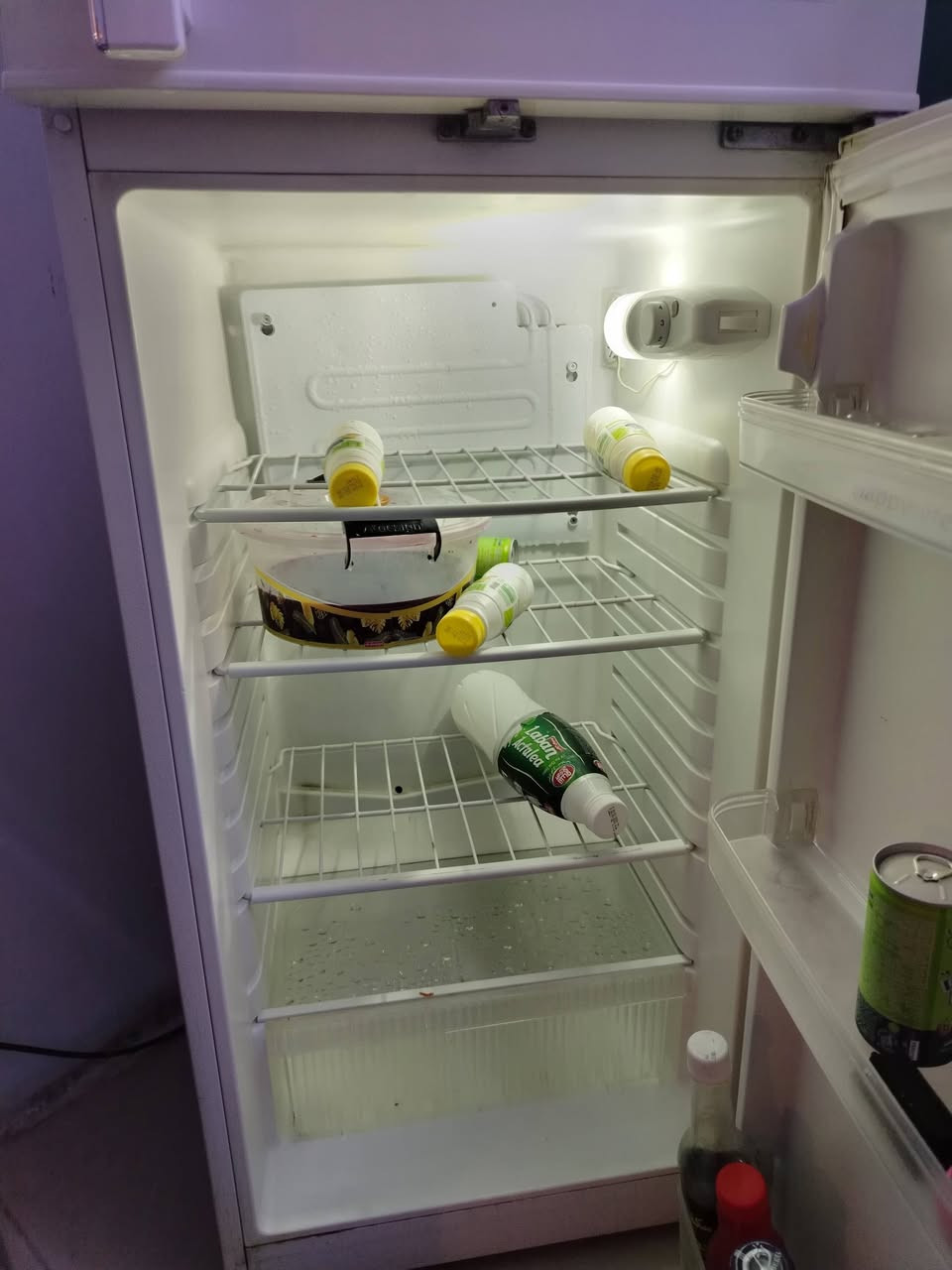 ثلاجه ١٢ قدم سعره ٢٠٠الف رقم الهاتف ***********
