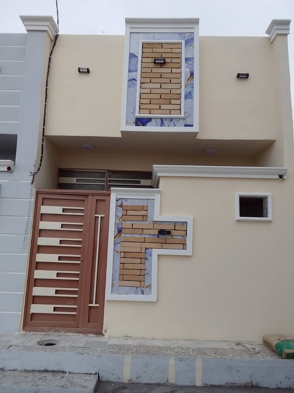 يالله السلام عليكم يوجد بيوت باسعار مناسبة بناء درجه اولى مكان كربلاء قريب شارع كربلاء طوريج على طريق الزوار يبعد عن الأمام الحسين عليه السلام اقل من 10 دقائق نوع العقار سند 25 اقرار محكمه تحويل مباشر من صاحب الأرض بسعر 43 
للستفسار واتساب فقط ***********
