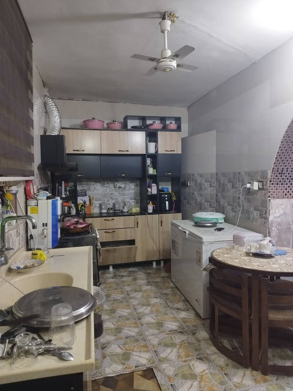 السلام عليكم متوفر بيت طابو ملك صرف بسمي مساحته 100م واجهه 10 نزال 10 قاطين ثلاث غرف نوم واستقبال ومطبخ وحولي سطحين غرفه فوك سندويتش مسويه مخزن بيت مربع كلش زين قريب على كليه الهادي حي اسيا يصلح استثمار ايجارات طلبه كليه الهادي وارده الشهري خير من الله ***********
