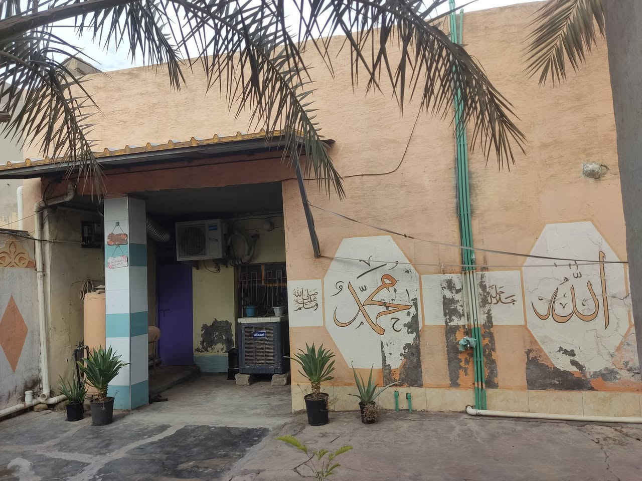 السلام عليكم ورحمه الله وبركاته
بيـــــت للبيـــــع  💵 ٩٠ 💵. 
وبي مجال          

في الخالدية - خلف مستشفى الرشيد  الاهلي - قرب جامع البشير (شيخ عابد) 

ملك .... طابو صرف 

مساحه ٢٩٨ م 

- غرف عدد ٣     مساحه ٥×٤. واحدة طابق ثاني 

- محل فيه باب على الخارج او غرفه خارجيه ٥×٤
- صحيات وحمامات خارجية عدد ٣ 
- الديوانية ٦×٤
- مطبخ ٣×٣
- الهول ٤×٥
- صاله ٣×٣                       للتواصل على الرقم  
***********
#بيت    #للبيع  #الخالدية   #الحبانية  #عقار
