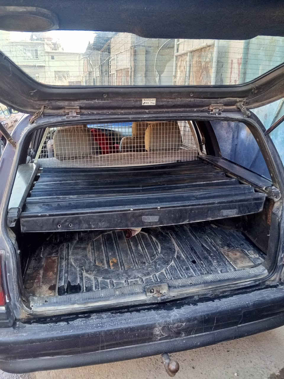 للبيع اوميكه ستيشن موديل 91 مكينه بطه 2500 بيها اثر رخاوه بس شرط لا نفخ ولا صرف كير شرط توماتيك شرط مابيها طخه او حادث مصبوغه عام جماليه طخم تايه جديد باتري جديد وايرمنيه كلها شغاله شرط التحويل سنويه تنتهي 2028 السعر 32 وبيها مجال الشراي يتصل خاص ما ارد  لان مكلف بالنشر الرقم ***********
