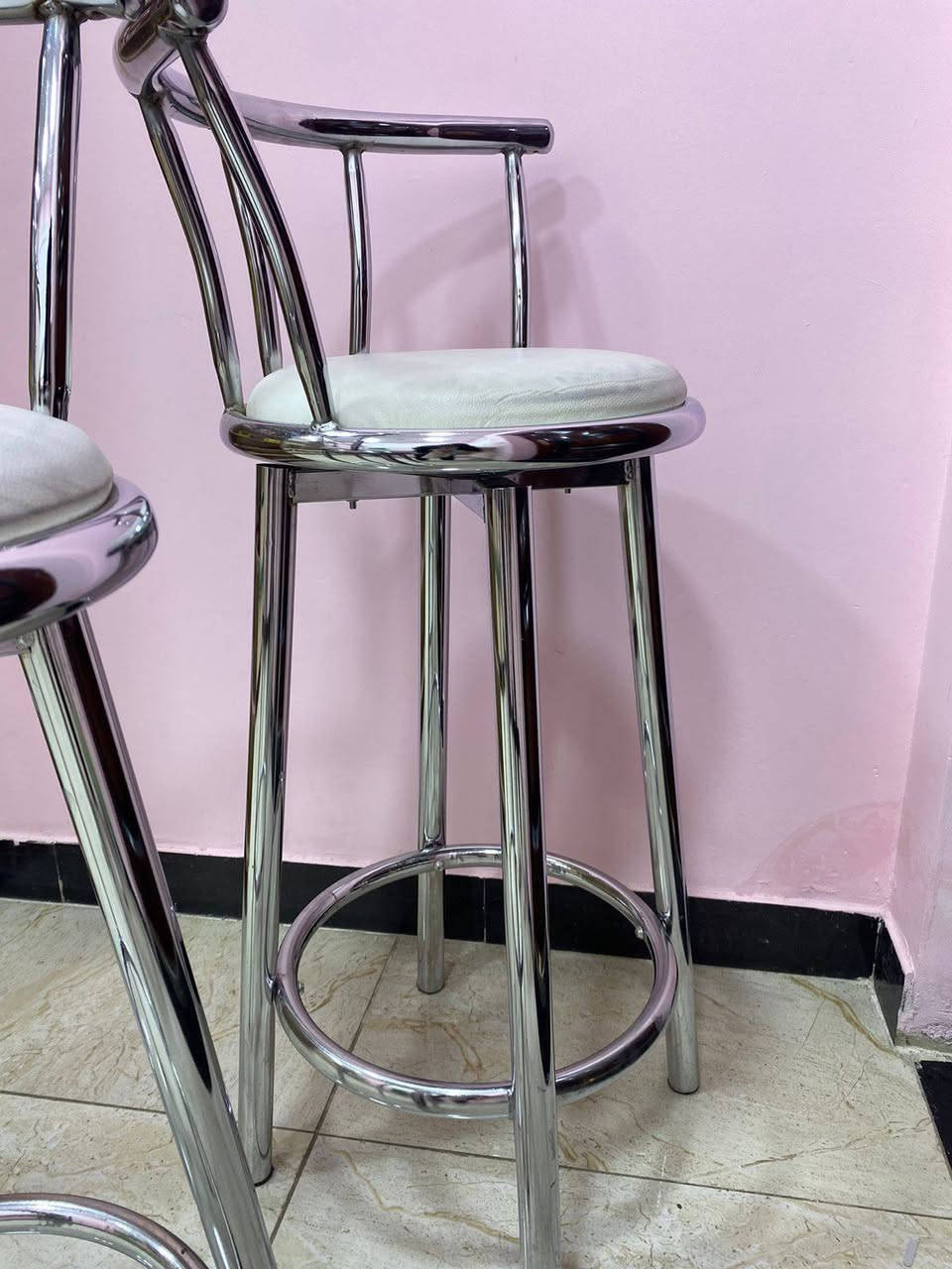 كراسي
الجك ب60
العاديات ثنينهم ب100
استعمال جديد
للاستفسار ***********
