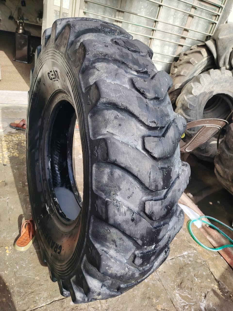 السلا م عليكم تاير هندي حجم 24.  1400 عنوان بغداد ***********
