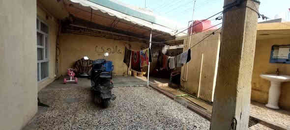 السلام عليكم دار للبيع مساحة ٢٠٠طابقين بناء طابوق يحتوي على ٣ غرف استقبال هول مطبخ ترك خلف البيت وبجانب البيت السعر ١٠٠ بي مجال الاتصال ع الرقم *********** حي الزهراء مقابل ثانوية الانتصارات
