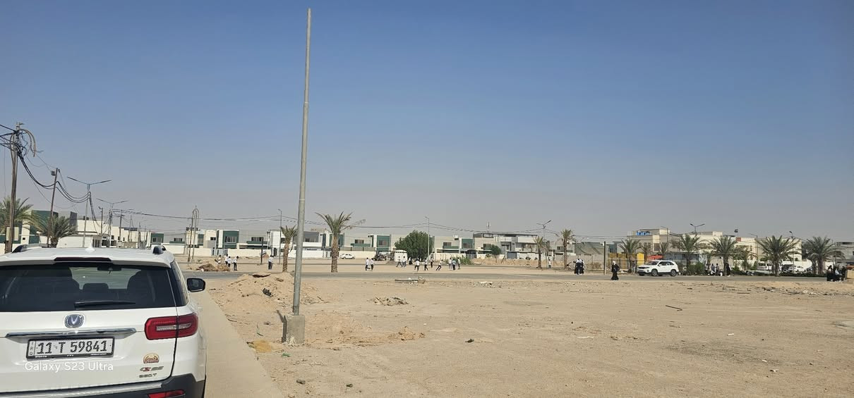 قرية الغدير 2
345 متر فاي أي بي 
كثير من الاضافات 
*حداديه درجه أولى 
*جبسن بورد الطابق الأول 
*مولده جديده 45 كي في 
* سبالت عدد 9
*مطبخ حار ممتاز 
*الخارجي مرمر والحديقه الداخلية 
*مقابل ساحه وقريب حرف T
* 3 بيوت عن الحدائق العامه 
* عكس الشمس  بارد جدا 
*صبغ داخلي وخارجي جديد 
والكثير  من الاضافات والمخزن العلوي والكاميرات 

***********
***********
***********
واتساب فقط والجادين رجاءا 

* يوجد قرض مصرفي 105دفع 550شهريا
