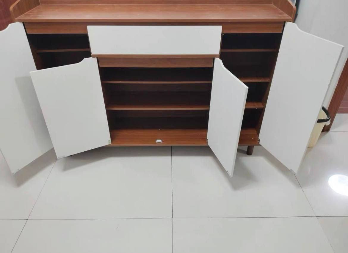 ✨ خزانة أحذية خشبية بتصميم عصري وأنيق ✨

حل عملي ومرتب لتنظيم الأحذية مع لمسة ديكور راقية تناسب أي مدخل بيت 👟🤎  
تصميم أنيق يجمع بين السعة والشكل العصري 👌

🔸 مساحة تخزين واسعة تتسع لعدة أزواج أحذية 👠👞  
🔸 أرفف داخلية متعددة لتنظيم أفضل  
🔸 سطح علوي مناسب للديكورات أو الاستخدام اليومي ✨  
🔸 خامة خشبية متينة وجودة عالية 🪵  
🔸 تصميم أنيق بلون دافئ يناسب جميع الديكورات

📏 القياسات: الطول 120 سم × العرض 32 سم × الارتفاع 100 سم

مثالية لمداخل البيوت وتحافظ على الترتيب بشكل جميل 🏡  
📩 للطلب أو الاستفسار يرجى التواصل عبر الرسائل


**إذا كنت صاحب هذا الإعلان وتريد حذفه لأي سبب، رجاءا أرسل رسالة إلى الدعم الفني**